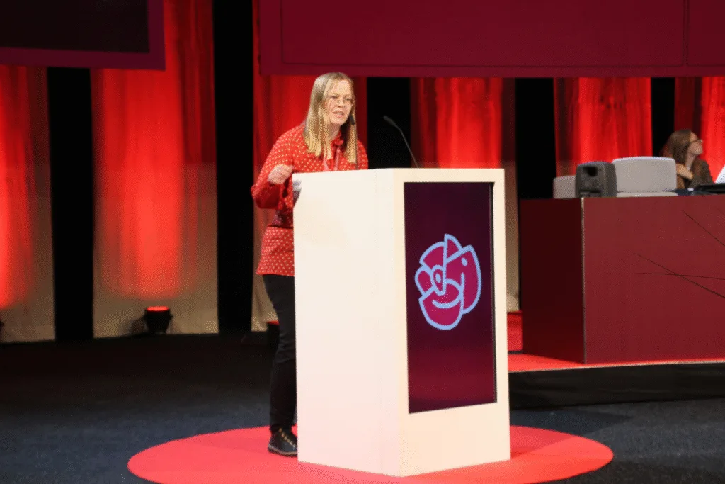 Evelina Olsson i talarstolen.